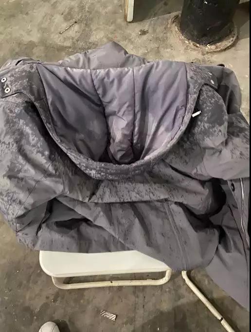 外衣被雨雪打濕，心里卻滿是干勁