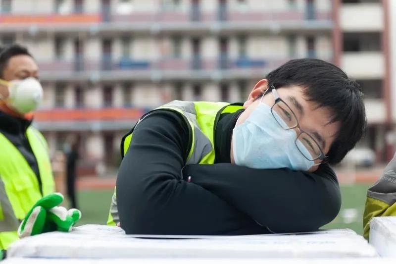 志愿者賈威：“累了，趴下歇會兒”